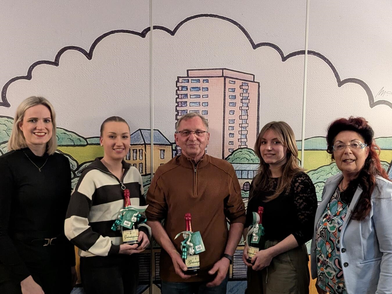 Gruppenbild mit Jubilaren (v.l.): 2. Vorsitzende Lena Cornelissen, Celine Schöndeling, Hans-Jürgen Meesters, Lea van Wickern und die 1. Vorsitzende Heidi Meesters. Foto: privat