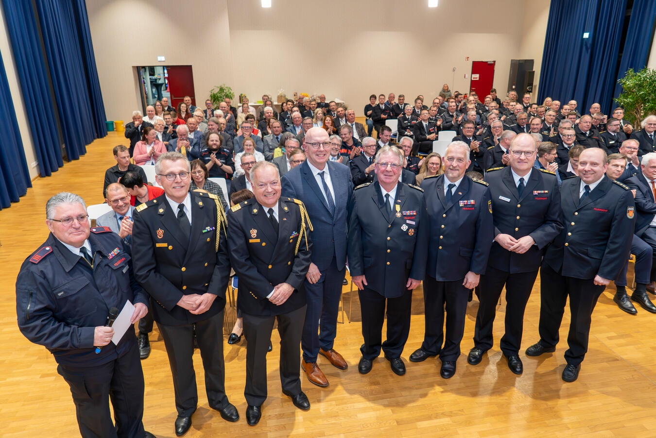 Gruppenbild mit Kreisbrandmeister Kleve (v.li.n.re.): Moderator Stephan Derks, Anton Slofstra und Robert Polman (Veiligheids- en Gezondheitsregio Gelderland-Midden), Landrat Christoph Gerwers, Kreisbrandmeister Reiner Gilles, Thorsten Fischer (stv. Kreisbrandmeister), Bezirksbrandmeister Mikro Braunheim und Christoph Schönborn (Vorsitzender des Verbands der Feuerwehren in NRW). Foto: ©Kreis Kleve / Gerhard Seybert. 