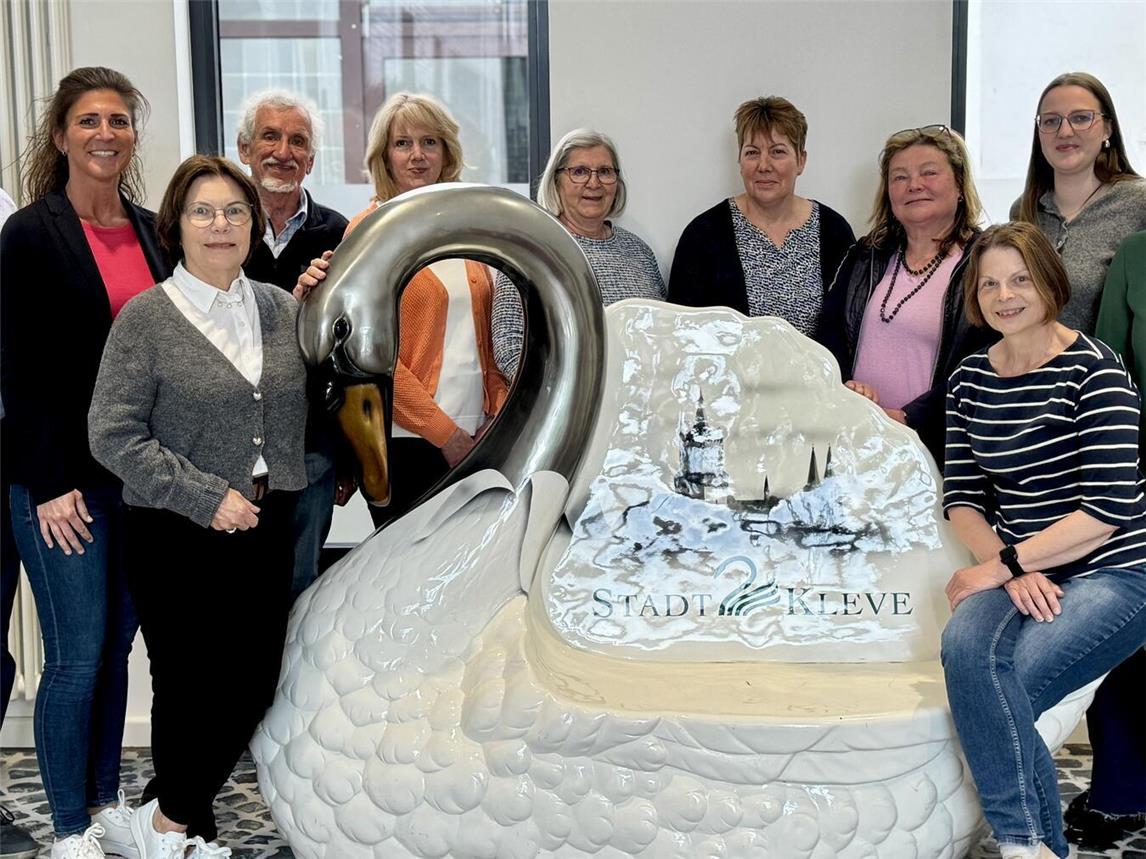 Gruppenbild mit Schwan (v.l.): Verena Rohde (Geschäftsführerin WTM), Marianne Derksen, Friedrich Bachmann, Ingrid Tühl, Rosi Neugebauer, Elke Jansen, Julia Chereyskaya, Manuela van Sambeek, Antonia Pieper (Mitarbeiterin WTM). Mit dabei waren auch Friedhelm Lamers und Ulrike van Alst. Foto: WTM