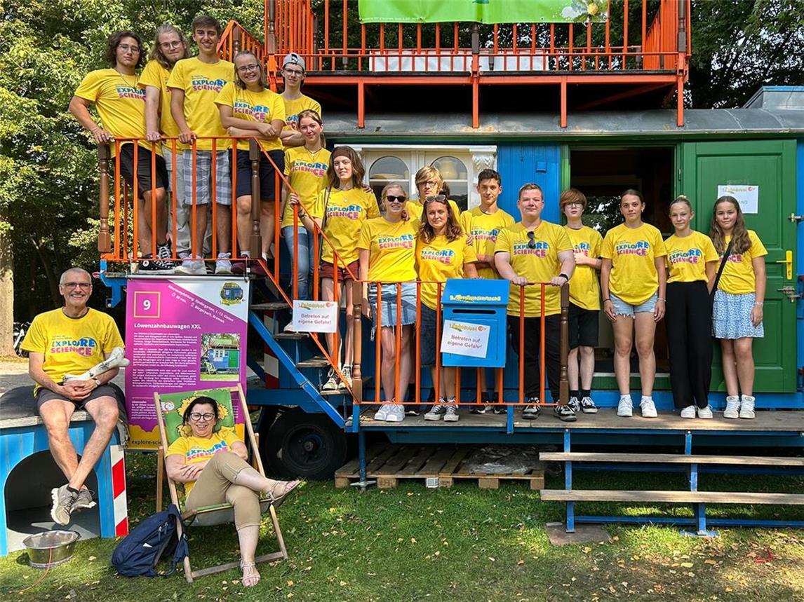 Gruppenfoto aus dem Bürgerpark Bremen (v. l.): Kilian Brösche, Bjarne Bodden, Alessio Sgro, Rebecca Steenbergen, Malte Hillejan, Madja Neumann, Zoe Radant, Nele Verfürth, Julen Albers, Leonie Nickel, Lukas Bruns, Joel Esser, Lasse van gen Hassend, Merle Janhsen, Helen Hoolmans und Matilda Giesen; vorne sitzend: Hanno Riße und Lidia Herne.Foto: Privat