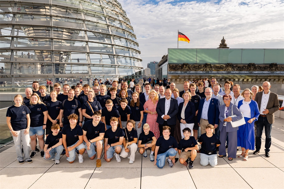 Gruppenfoto Besuchergruppe im Deutschen Bundestag, Berlin - Foto: Bundesregierung, StadtLandMensch-Fotografie