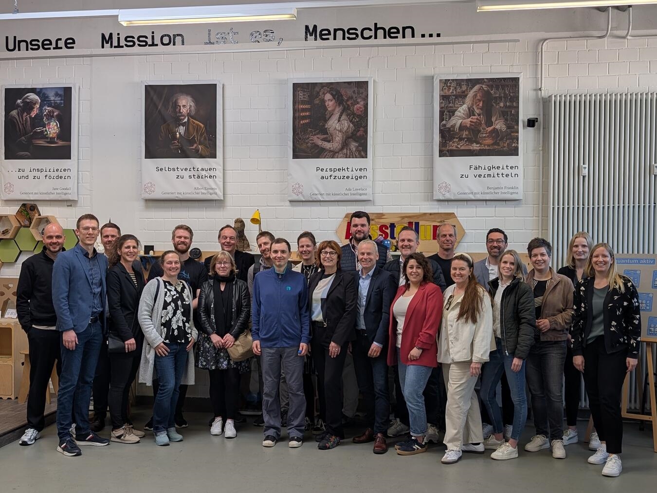 Gruppenfoto Wirtschaftsförderer Kreis Kleve und Hochschule Ruhr-West im Fab Lab Bottrop