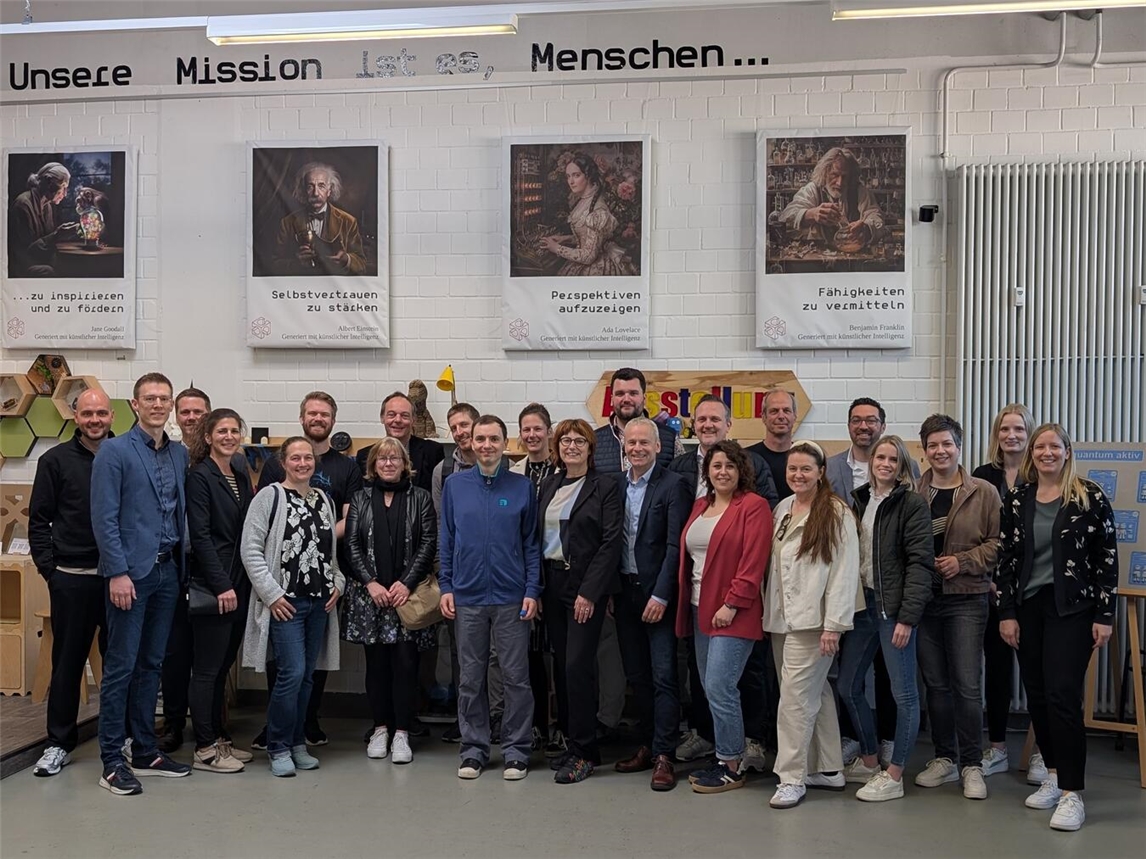 Gruppenfoto Wirtschaftsförderer Kreis Kleve und Hochschule Ruhr-West im Fab Lab Bottrop