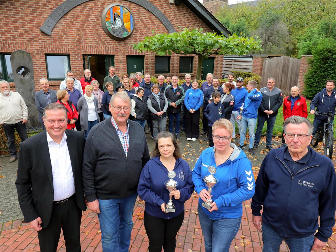 Gruppenfoto mit den Siegern beim Sparkassen-Schießwettbewerb in Xanten. Ludger Wehren, Leiter der Geschäftsstelle am Europaplatz (ganz links), überreichte die Preise. Foto: Sparkasse/Armin Fischer