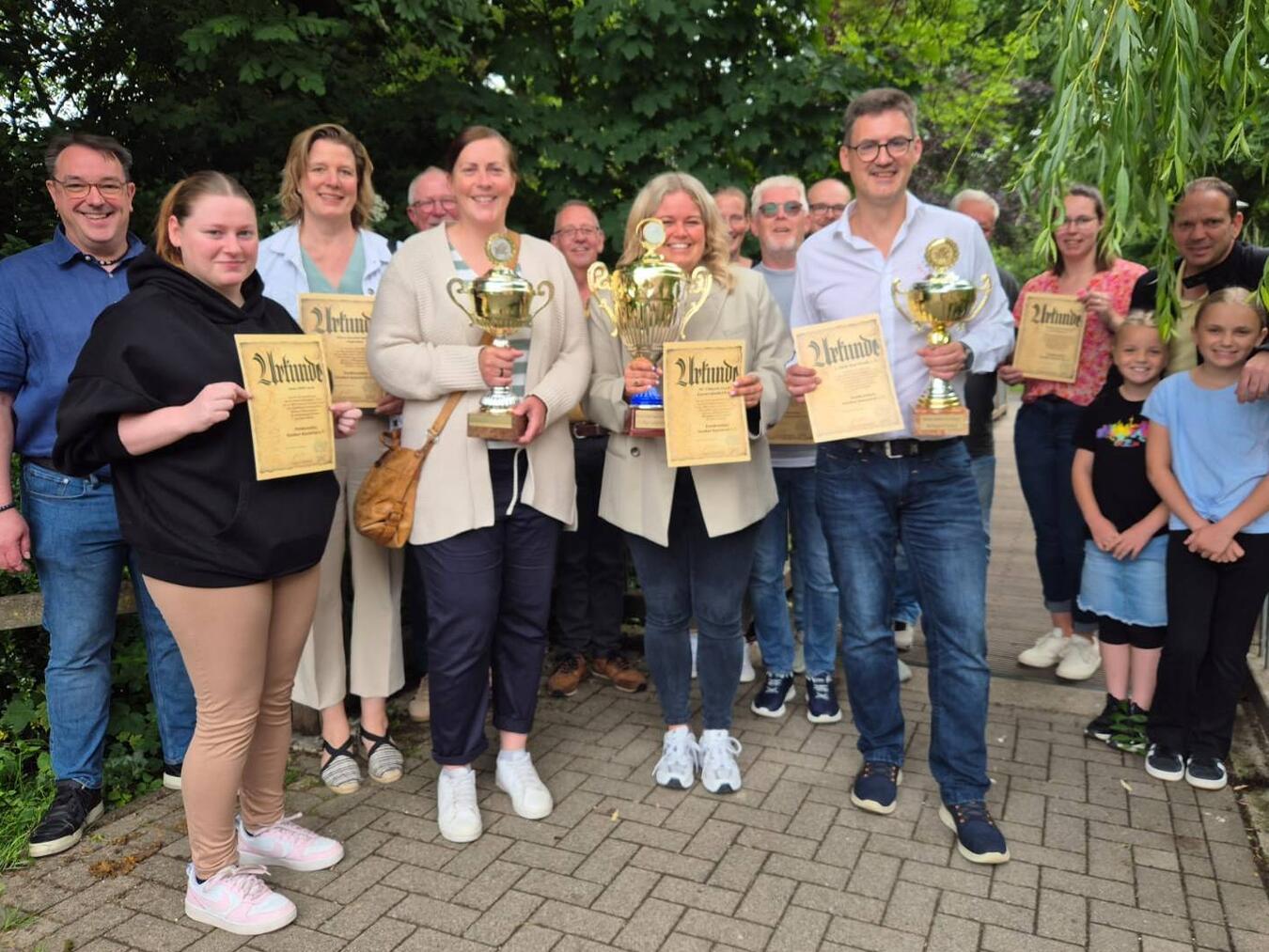 Gruppenfoto mit den stolzen Preisträgern. Foto: privat