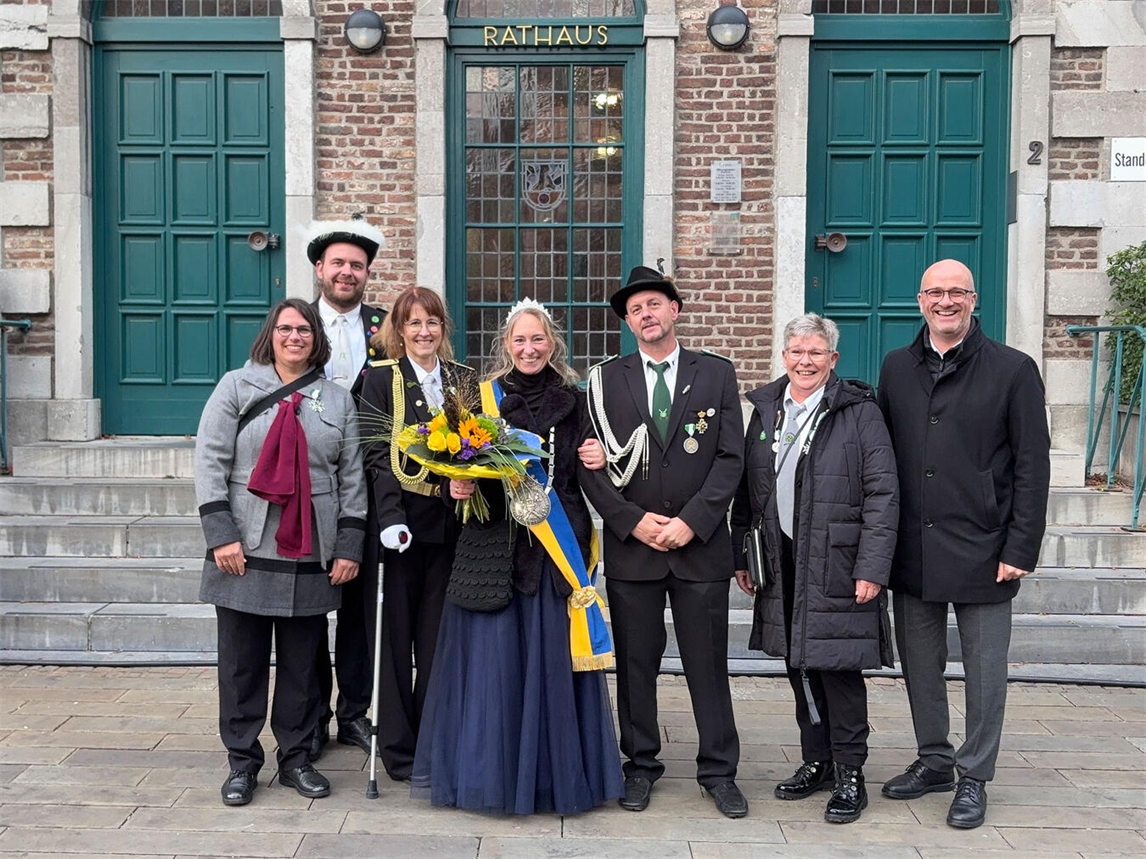 Gruppenfoto mit Stadtkönigin Nadine Hardt, Ehemann Jens, Bürgermeister Stephan Luyven und früheren Stadtkönigen.