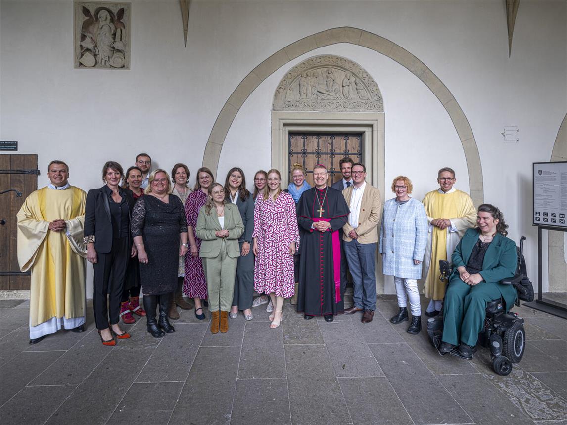 Gruppenfoto nach der Beauftragung. Foto: Bischöfliche Pressestelle / Marius Jacoby