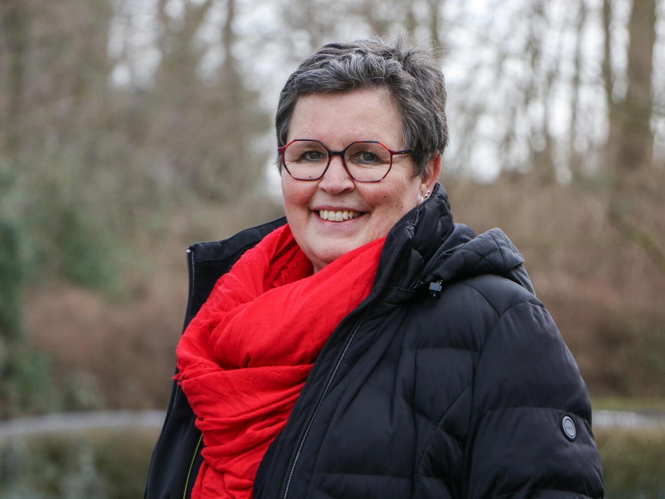 Gudrun Blumenkemper sucht Ehrenamtliche für die Friedhofsgespräche in Kevelaer. Foto: Caritasverband Geldern-Kevelaer 