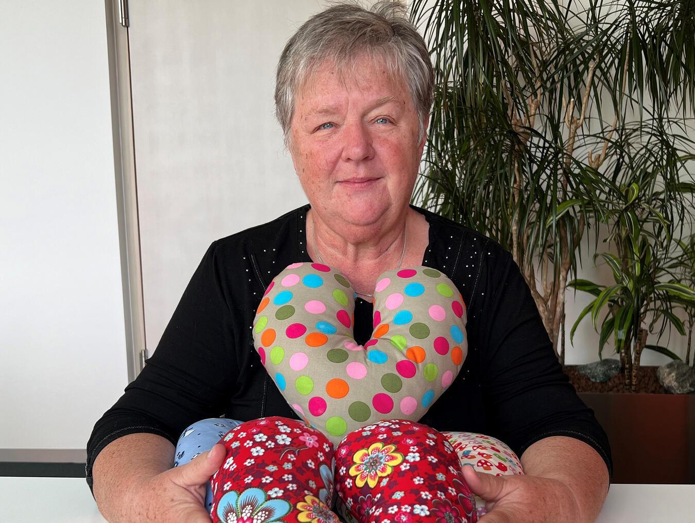 Gudrun Gablik ruft zur Unterstützung der Herzkissen-Nähaktion am Samstag, 11. Januar, in Geldern auf. NN-Foto: Andrea Kempkens