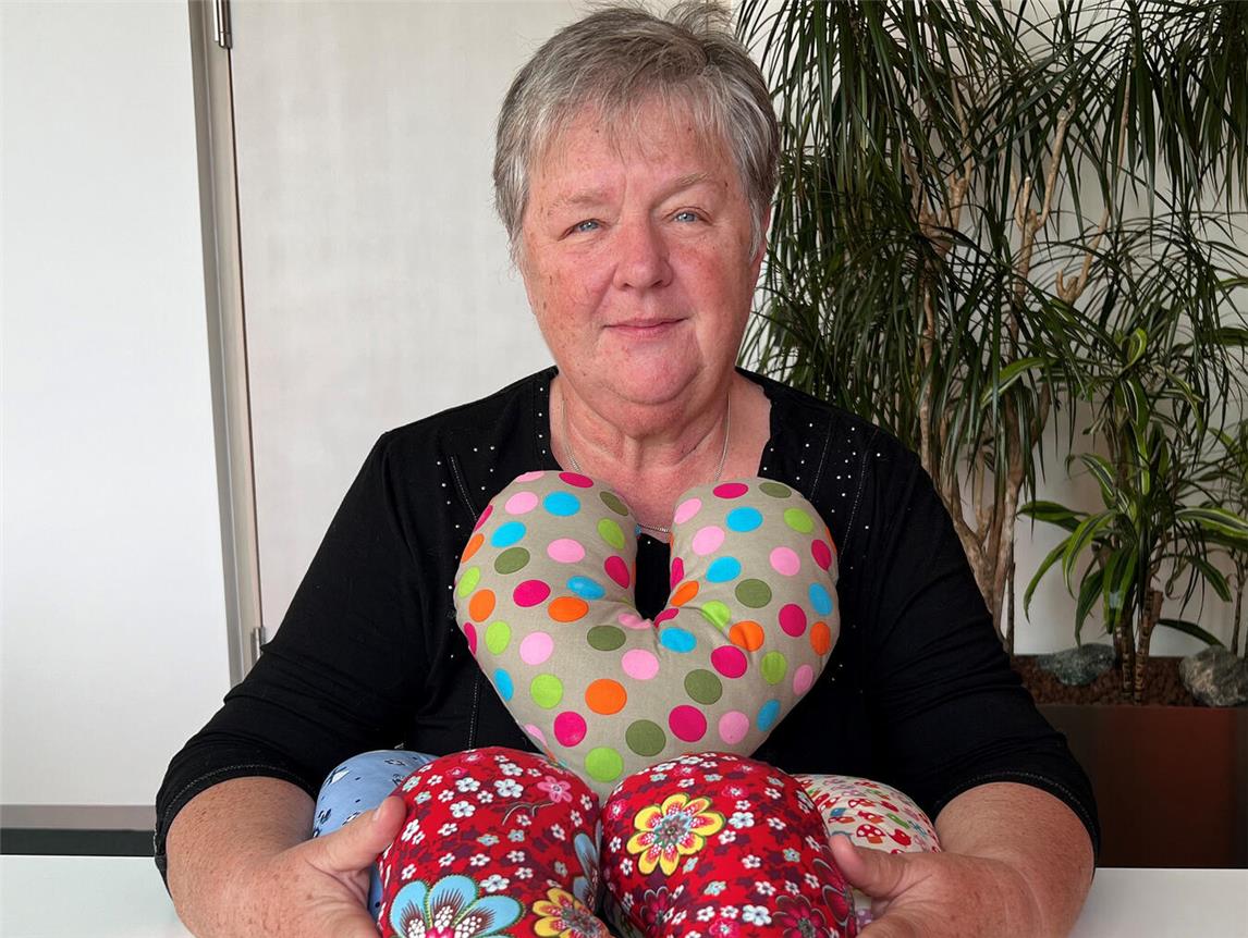 Gudrun Gablik ruft zur Unterstützung der Herzkissen-Nähaktion am Samstag, 11. Januar, in Geldern auf. NN-Foto: Andrea Kempkens