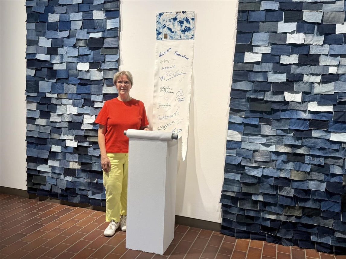 Gudrun Kleffe vor ihrer Installation aus Jeansstoffen, mit der sie die Betrachter dazu anregt, eigene Gedanken zum Thema Jeans festzuhalten. NN-Foto: SP