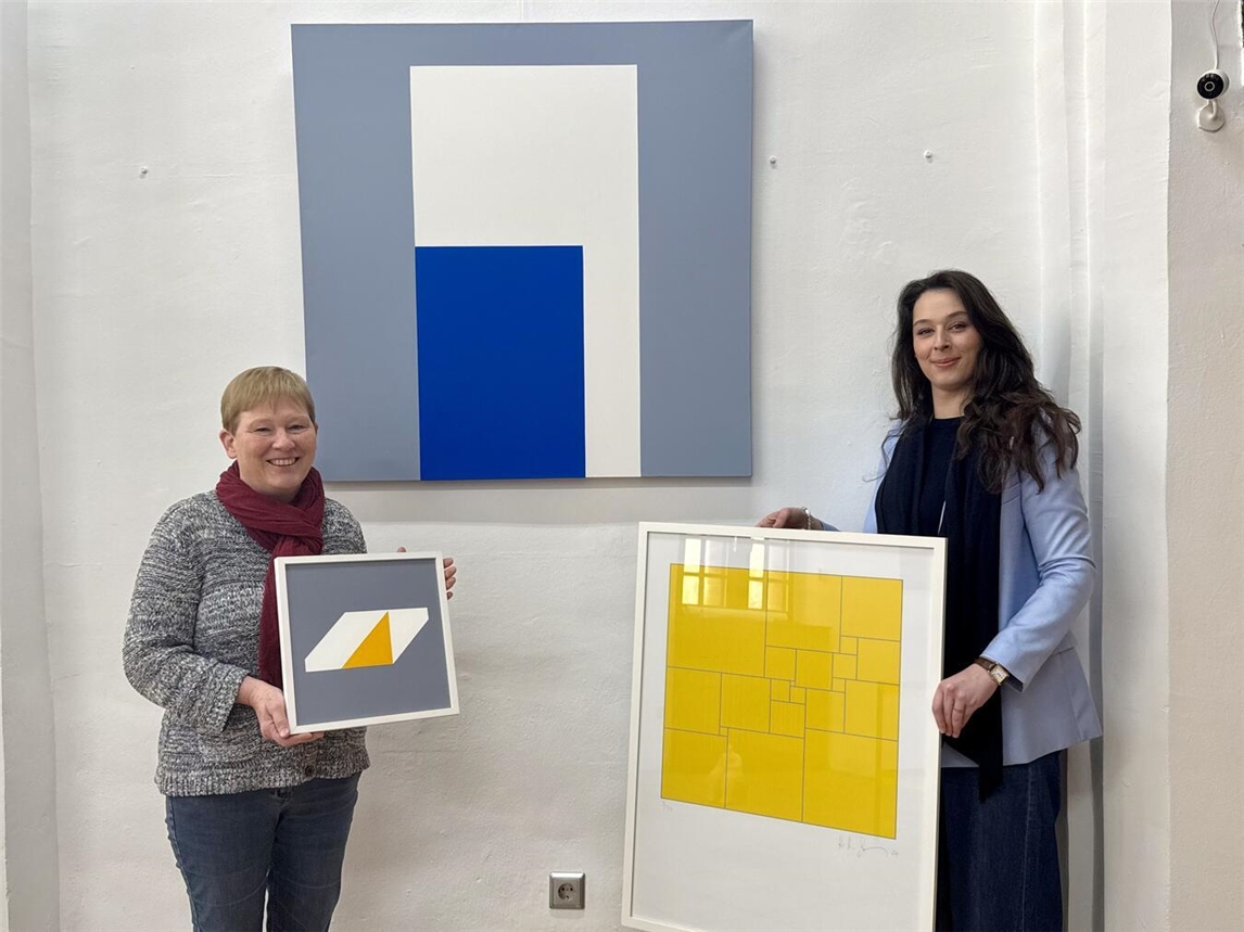 Gudrun Siekmann (l., Städtisches Museum Kalkar) und Alexandra Bottenbruch (r., studio20.21) mit Werken von H. H. Zimmermann. NN-Foto: SP