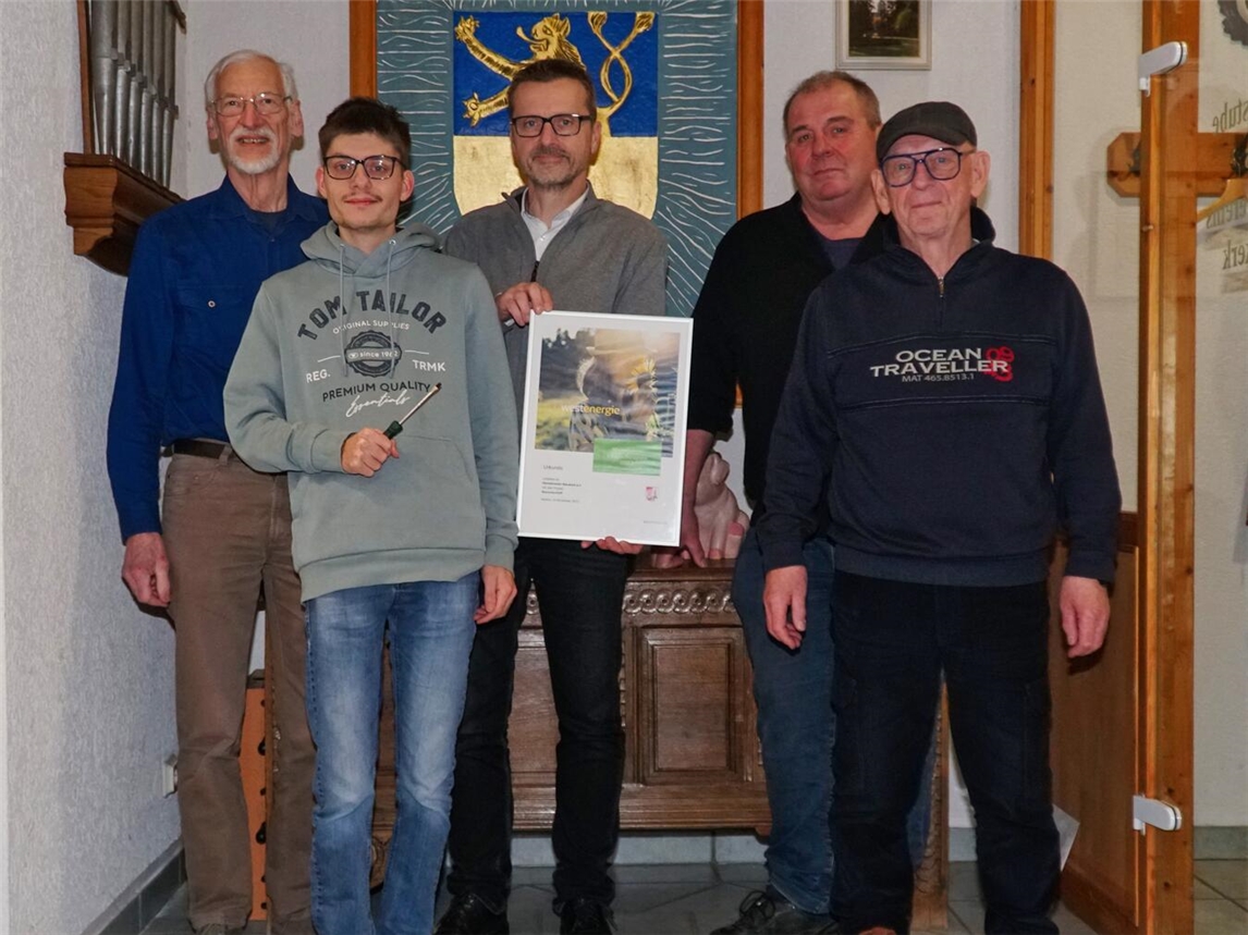 Günter Nebelung, Henri Scheeres, Peter Steffens, Klemens Uebachs und Erwin Baetzen (v.l.n.r.). vom Reparaturtreff in Nieukerk. Foto: Ernst Gassner