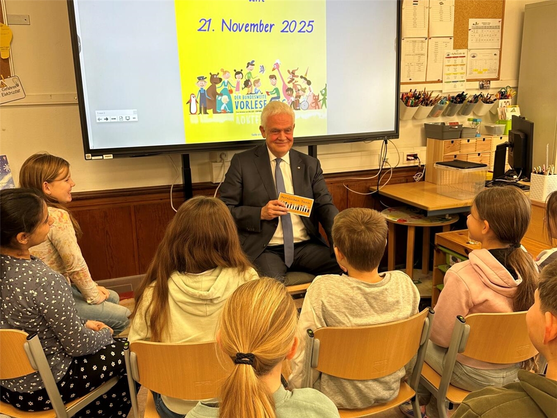 Günther Bergmann beim Vorlesen in der Leegmeerschule Emmerich. Foto: privat