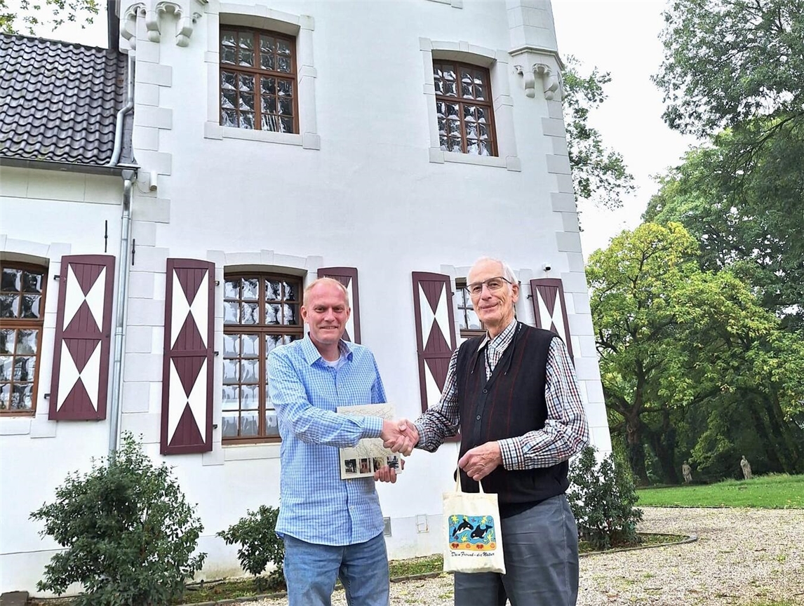 Günther Petry (rechts) vom Musikkreis Veert bei der Übergabe der Spende an Dr. Matthias Schrör von der Stratmans-Stiftung. Foto: privat