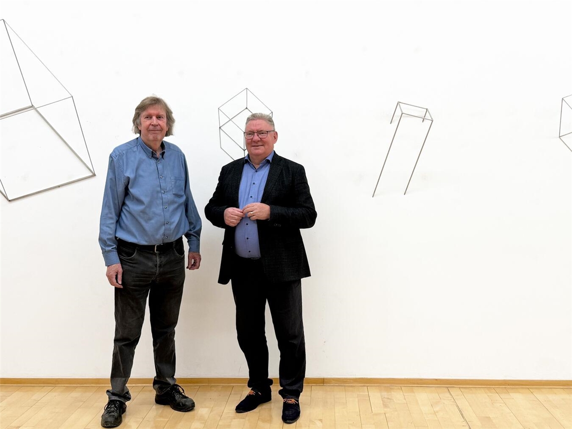 Günther Zins mit dem Museumsleiter Harald Kunde vor den vier Editionen des Freundeskreis Klever Museen in der Lounge des Museum Kurhaus Kleve. Foto: Freundeskreis