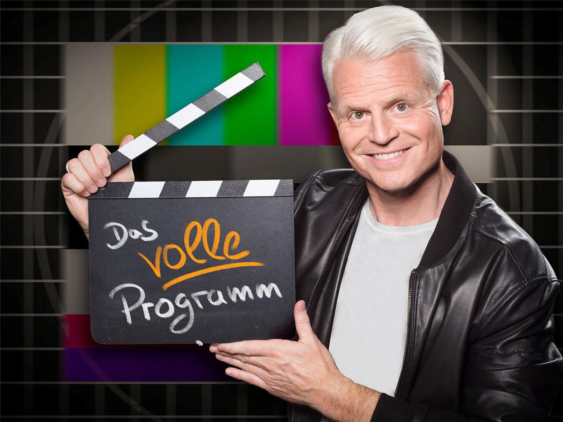 Guido Cantz hat die Fernbedienung fest im Griff, wenn er sich am Freitag, 12 April um 20 Uhr, im Stadttheater Emmerich humorvoll durch über 70 Jahre TV-Geschichte zappt. Foto: Porz Entertainment, Patrick Liste