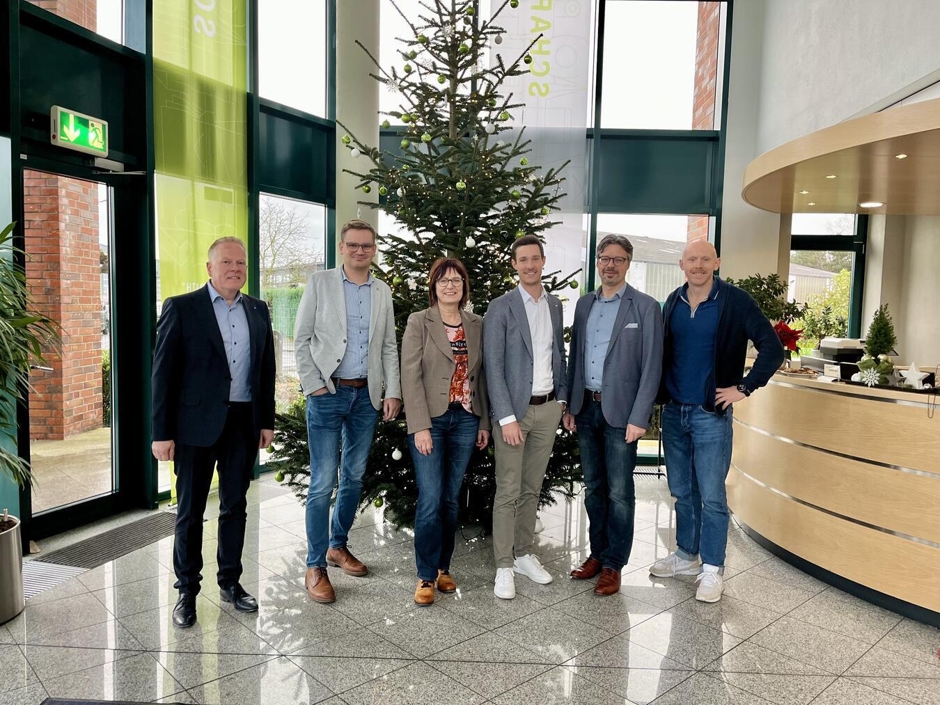 Guido Ingenbleek (Wirtschaftsförderung Geldern), Alexander Hornen (Geschäftsführer DruckMedien), Brigitte Jansen (Geschäftsführerin Wirtschaftsförderung Kreis Kleve), Lars Kosman (Geschäftsführer DigitalMedien), Marc Cattelaens (Wirtschaftsförderung Kreis Kleve, Service & Kommunikation) und Markus Schaaf (Consultant DigitalMedien) im Empfangsbereich der Druckerei Schaffrath (v.l.n.r.).Foto: WfG Kreis Kleve