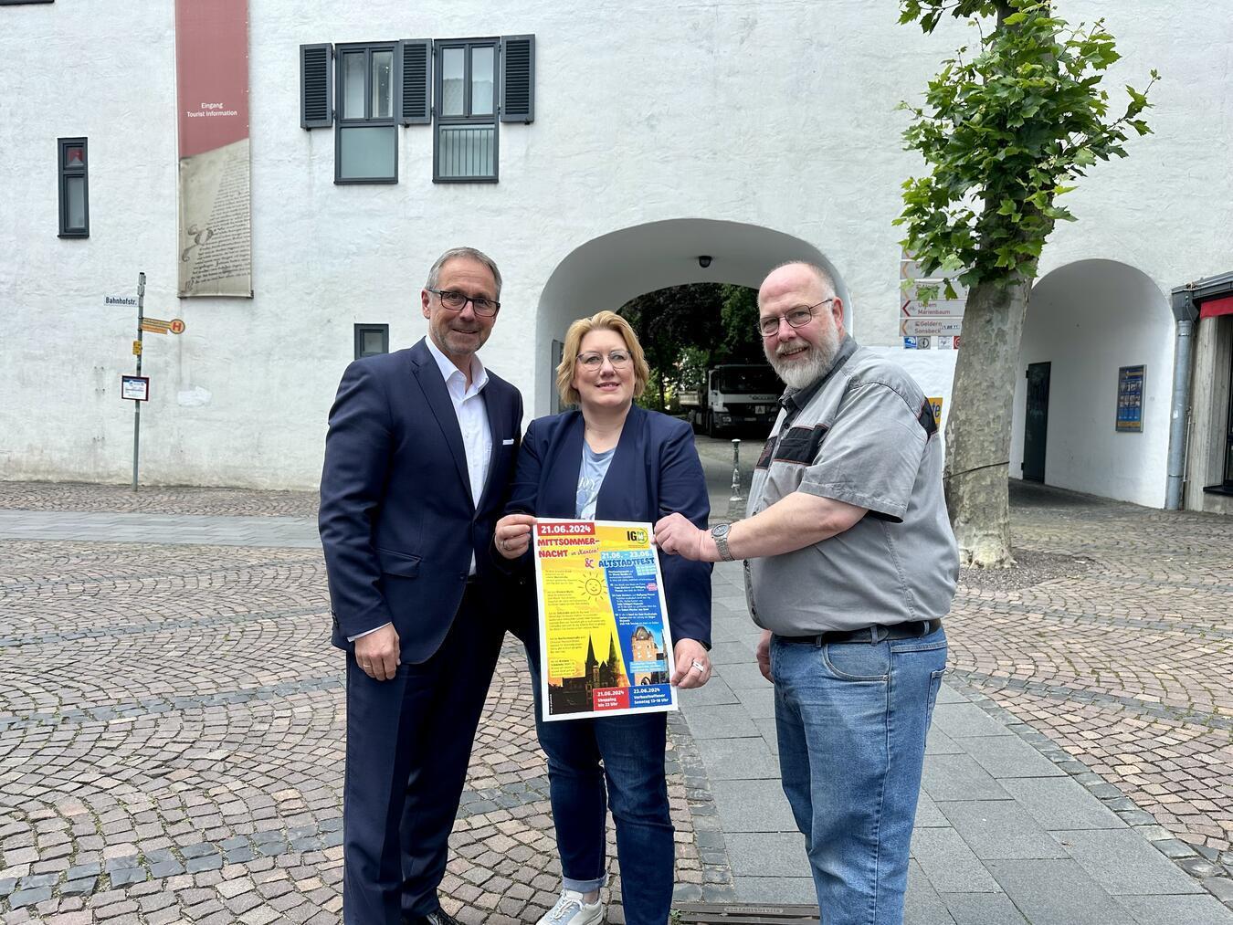 Guido Lohmann (Volksbank Niederrhein), Nicola Lümmen und Christian de Fries (beide IGX; v.l.) freuen sichauf den Altstadtmarkt an diesem Wochenende.NN-Foto: SP