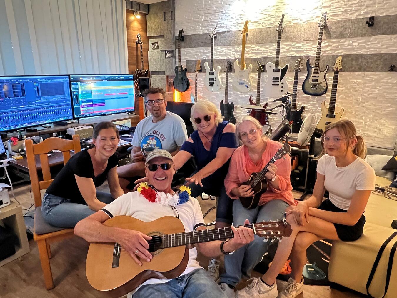 „Gute Laune verbreiten und Danke sagen“ Guido Steegers (vorne) mit Michael Weirauch und den Sängerinnen Samantha Bausback (l.), Renate Holla (3.v.r.) und Irene Degens (2.v.r.) im Kingsound Music-Studio in Walbeck.NN-Foto: Andrea Kempkens