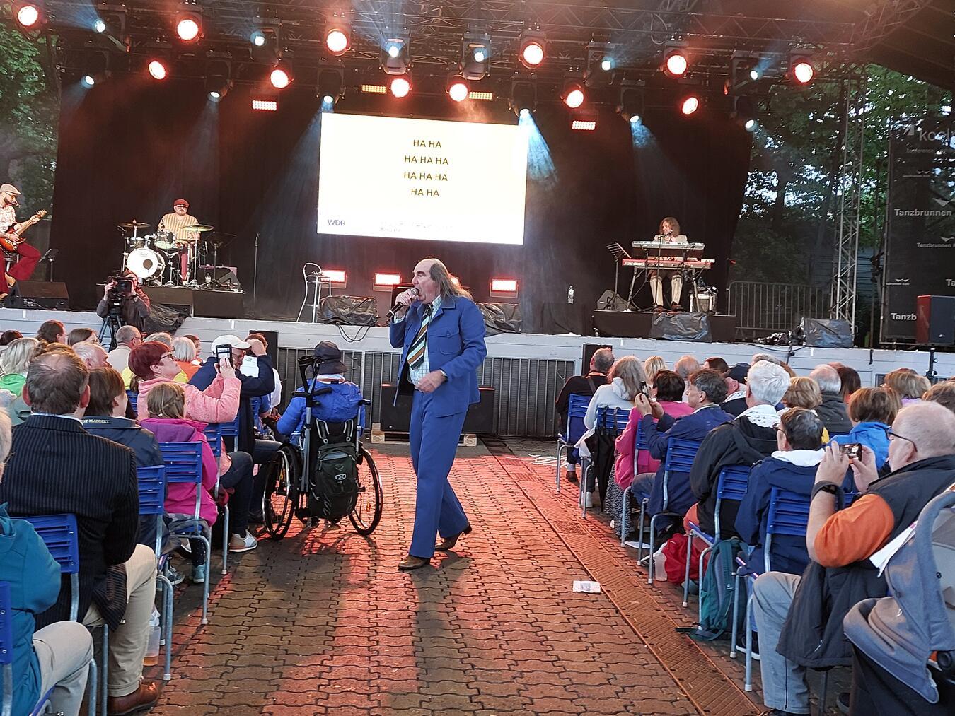 Guildo Horn und die „orthopädischen Strümpfe“ brachten die Bühne im Tanzbrunnen zum Beben. Foto: pebo-qualburg
