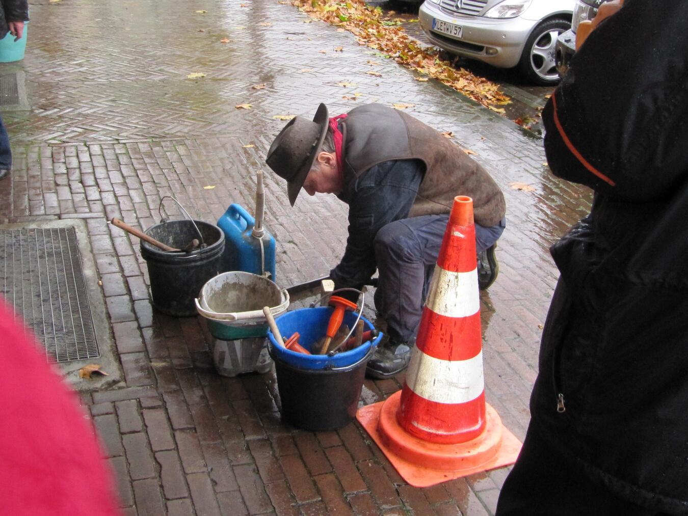 Gunter Demnig bei der Verlegung der ersten Reeser Stolpersteine am 23. November 2009. Foto: Stadtarchiv Rees