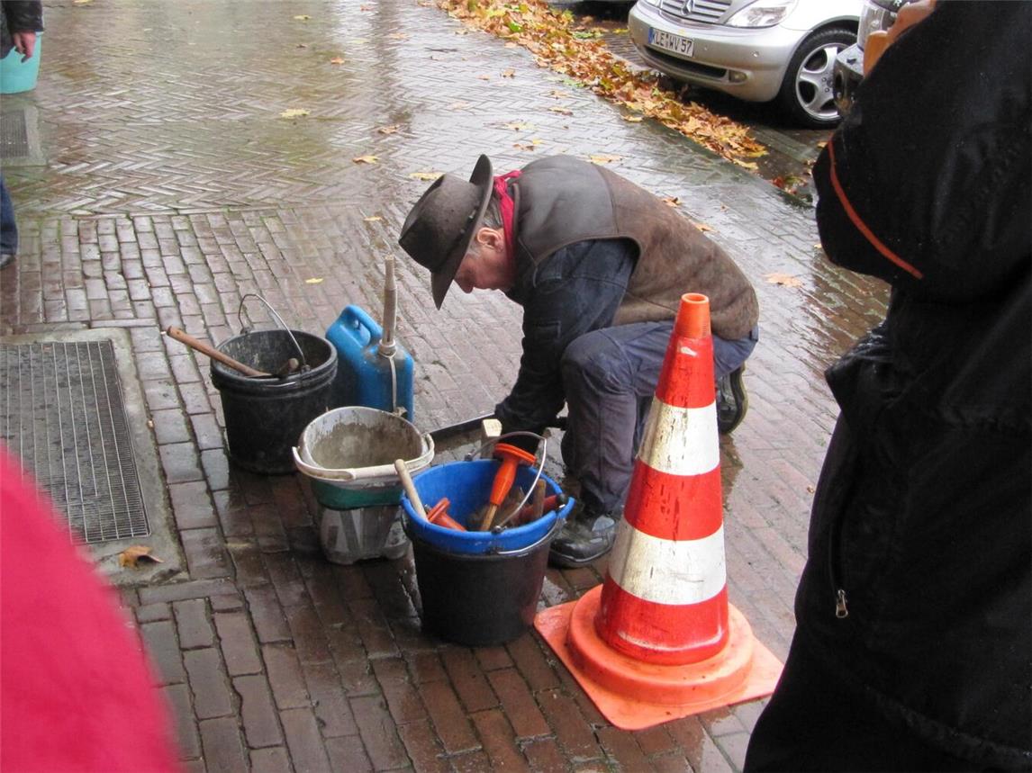 Gunter Demnig bei der Verlegung der ersten Reeser Stolpersteine am 23. November 2009. Foto: Stadtarchiv Rees