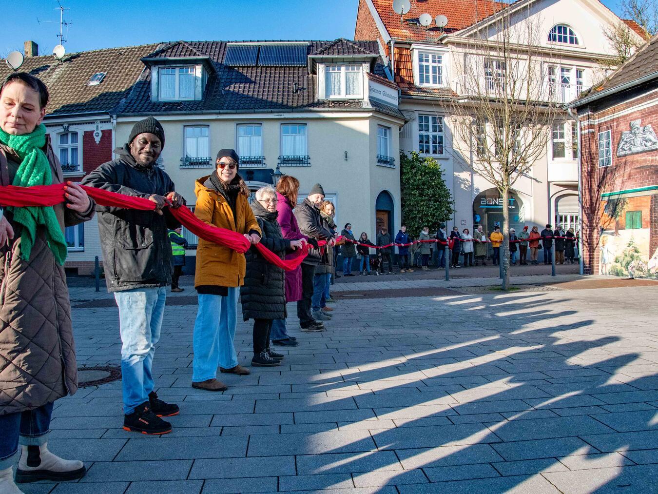 500 Menschen setzen deutliches Zeichen für Demokratie Gut 500 Menschen bildeten eine Menschenkette durch Issum, verbunden durch ein langes rotes Tuch.