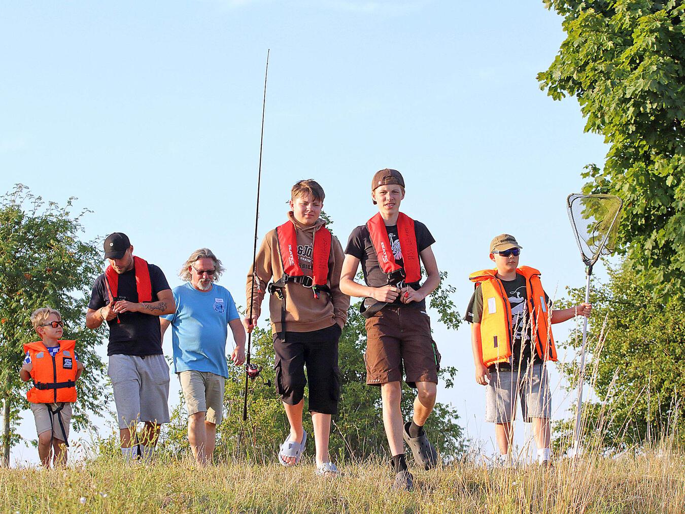 Gut ausgerüstet ging es zum Angeln. NN-Foto: Theo Leie