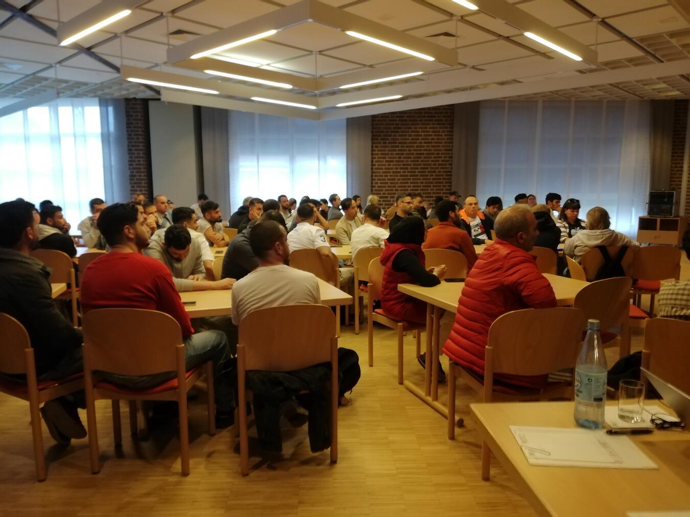Nächstes Projekt: Job-Börse Gut besucht sind die Angebote der Flüchtlingshilfe Sevelen.Foto: privat