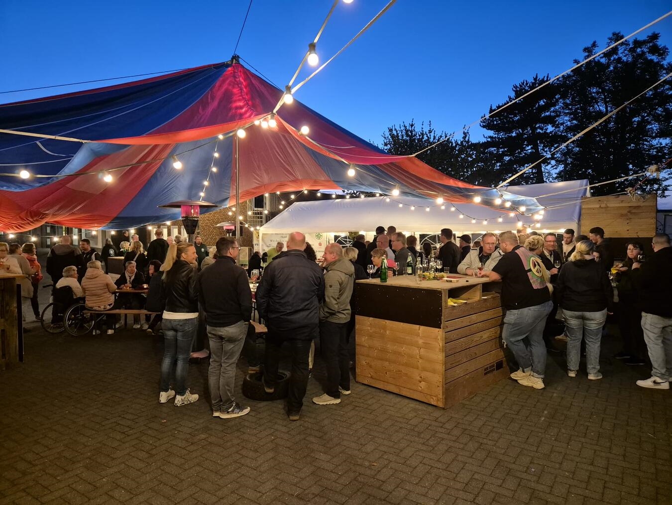 "Weinfest 2022: Besucher genießen Wein und regionale Spezialitäten, Foto von St. Antonius Schützenbruderschaft"