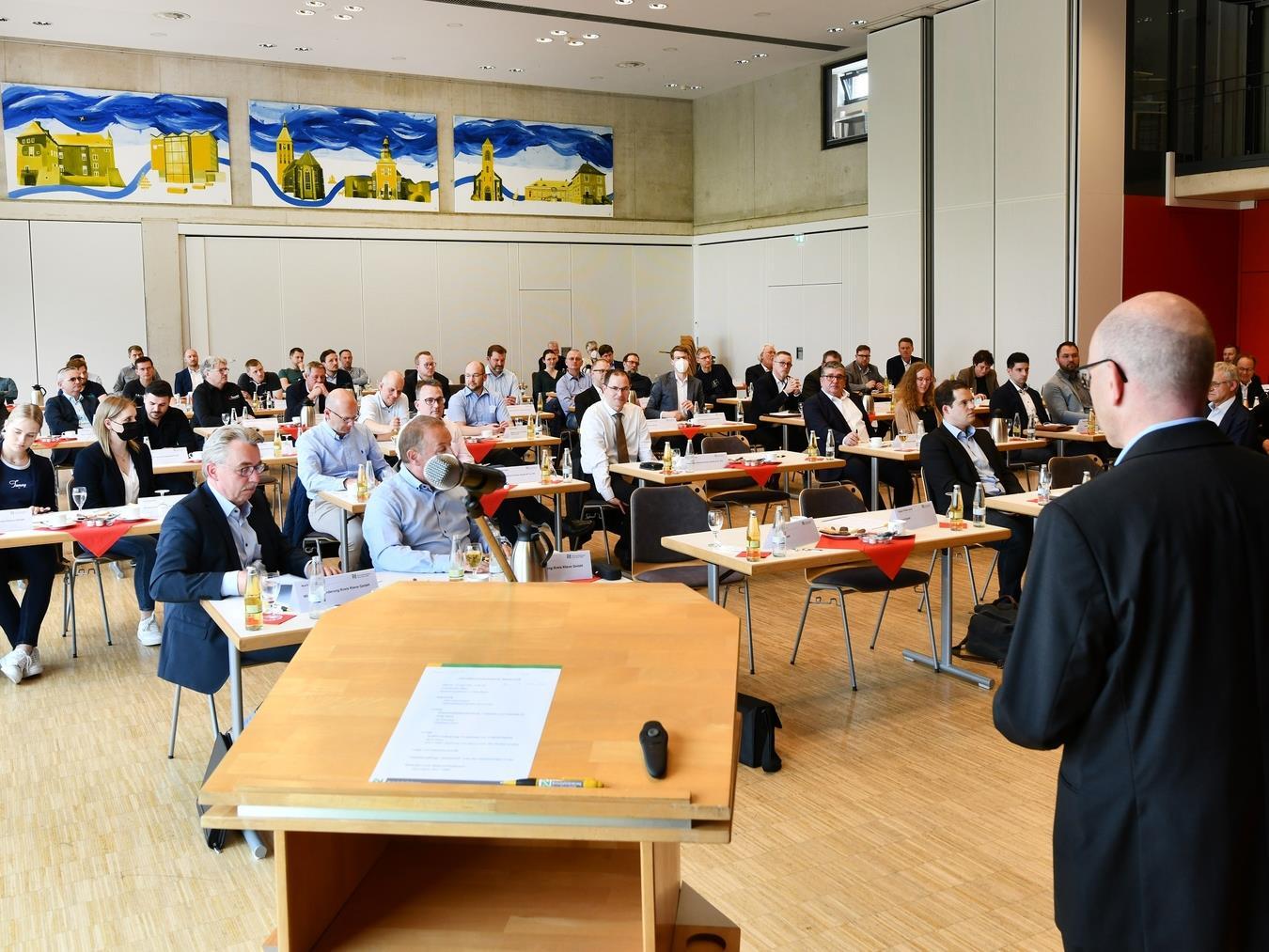 Gut besucht war die Wasserstoff-Informationsveranstaltung der Wirtschaftsförderung Kreis Kleve im Bürgerhaus Weeze. Das Fazit des Nachmittags könne nur lauten: Wir im Kreisgebiet tun gut daran, uns des Themas anzunehmen und sich auf die Nutzung zum Teil vorhandener Leitungssysteme bis zum Jahr 2030 vorzubereiten.