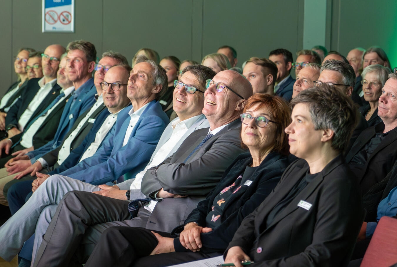 "Fröhliche Gäste beim Forum Kreis Kleve in Kevelaer, Netzwerkveranstaltung"