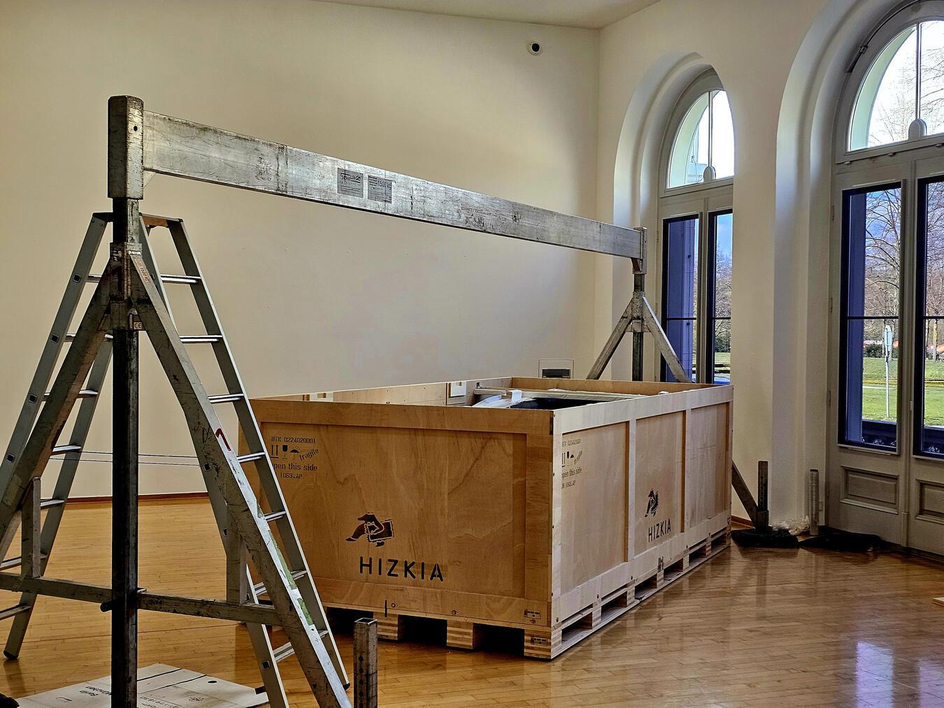 Gut verpackt für eine lange Reise: Die wohl berühmteste Badewanne der Kunstwelt.NN-Fotos: HF