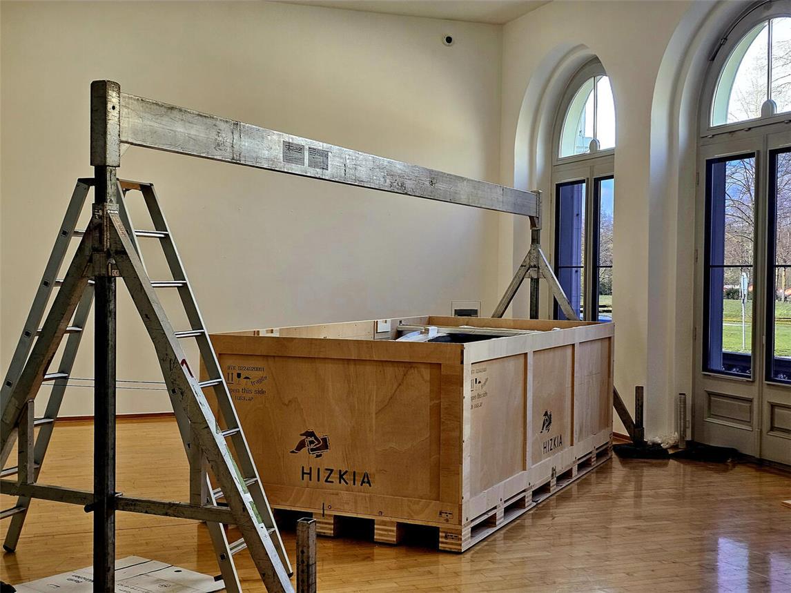 Gut verpackt für eine lange Reise: Die wohl berühmteste Badewanne der Kunstwelt.NN-Fotos: HF