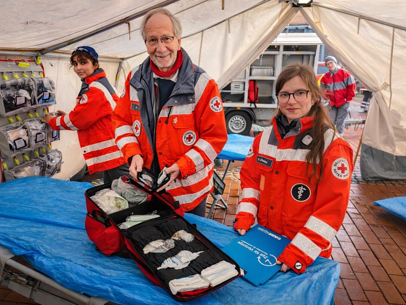 Gut vorbereitet für den Ernstfall: In den Unfallhilfsstellen am Rande der Karnevalszüge und Veranstaltungen bereiten die DRK-Einsatzkräfte ihre Materialien vor und überprüfen vor Beginn des Dienstes noch einmal sorgfältig die Ausstattung. Foto: DRK