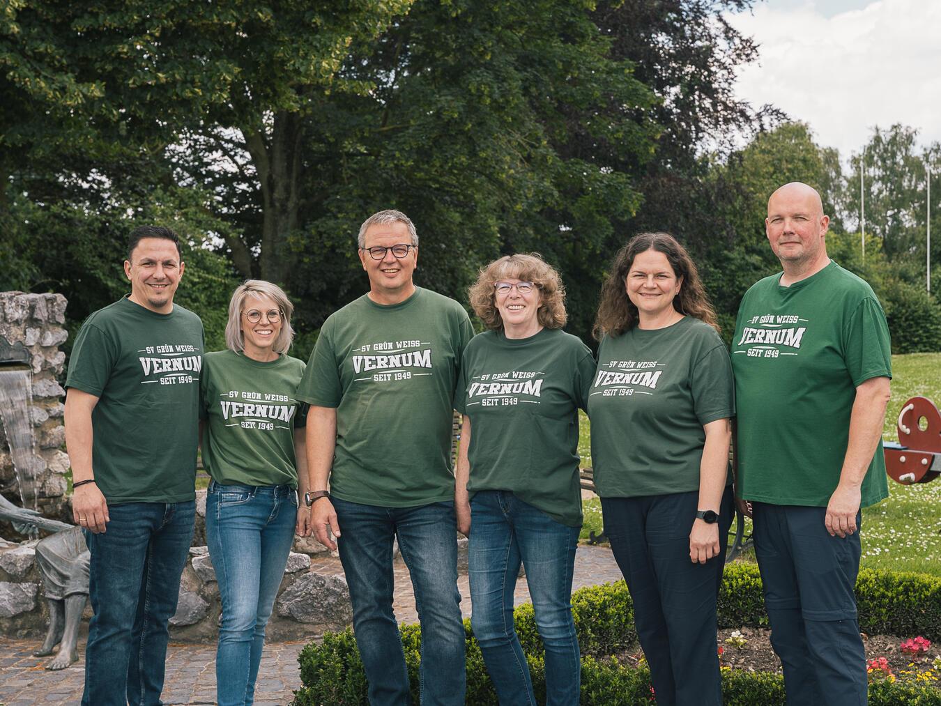 Gut zu erkennen, für wen das (Vereins-)Herz schlägt: Ganz im Look des Sportvereins „Grün-Weiß“ Vernum, der sein 75-jähriges Bestehen feiert, zeigt sich der Festkettenträger der Vereinsgemeinschaft, Franz-Josef (Jupp) Elspas (3. v.l.). Ihm steht seine Ehefrau Maria zur Seite sowie seine Adjutanten Thomas Kleinmanns mit seiner Ehefrau Marie (links) und Marc Blomberg mit seiner Ehefrau Dominika (r.).