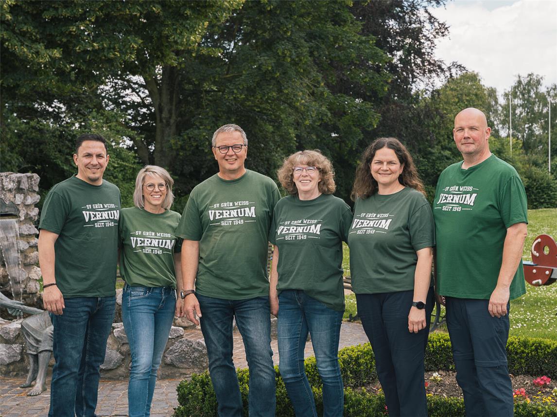 Gut zu erkennen, für wen das (Vereins-)Herz schlägt: Ganz im Look des Sportvereins „Grün-Weiß“ Vernum, der sein 75-jähriges Bestehen feiert, zeigt sich der Festkettenträger der Vereinsgemeinschaft, Franz-Josef (Jupp) Elspas (3. v.l.). Ihm steht seine Ehefrau Maria zur Seite sowie seine Adjutanten Thomas Kleinmanns mit seiner Ehefrau Marie (links) und Marc Blomberg mit seiner Ehefrau Dominika (r.).