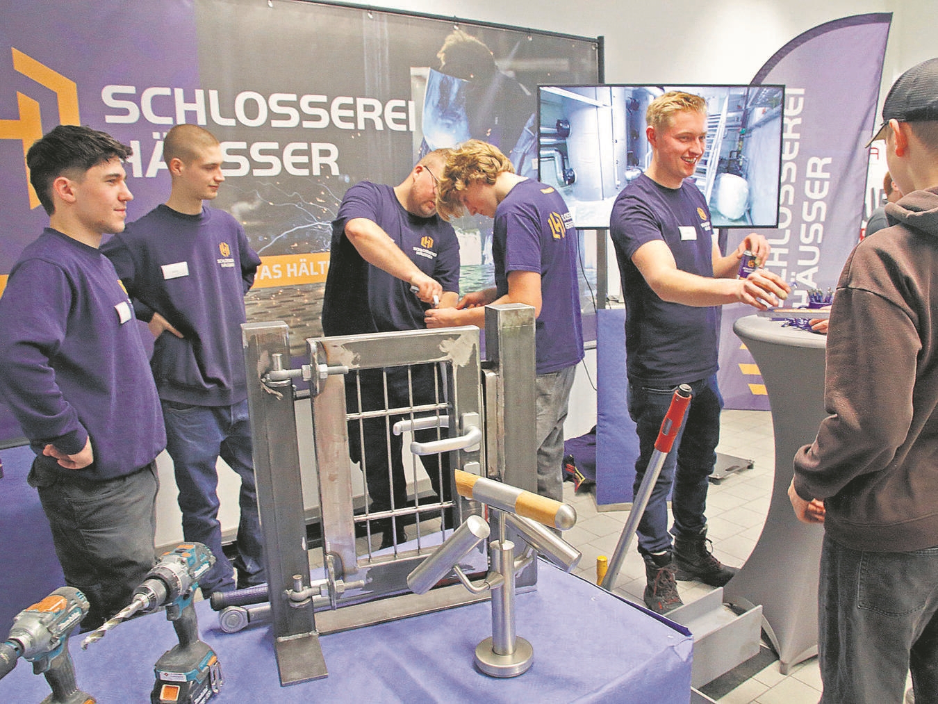 Gute Gespräche, Anschauungsmaterial, Mitmachaktionen: All das und noch mehr gab es auf dem Tag der Ausbildung im Berufskolleg Geldern. NN-Foto: Theo Leie