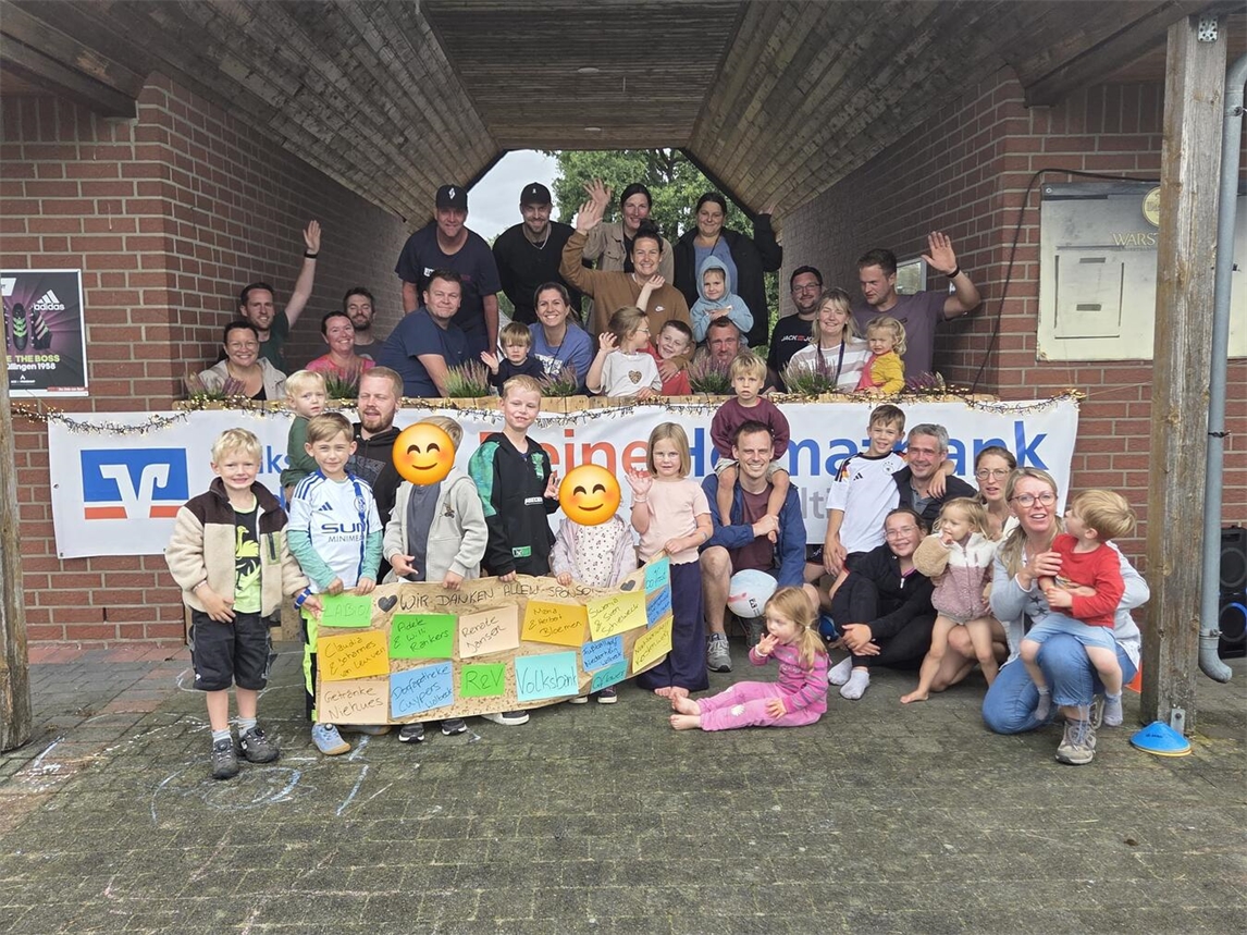 "Familienzelten in Lüllingen bei guter Laune, Naturerlebnis, Campingglück"