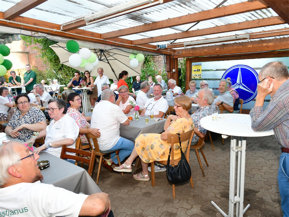Gute Laune beim Jubiläumsfest: Die St. Sebastianus Bruderschaft Lind feiert 425 Jahre. Foto: privat