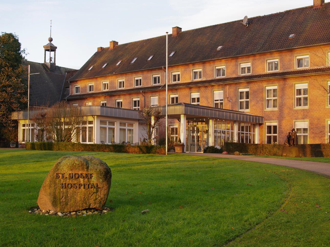 Mit Zuversicht in die Zukunft Gute Nachrichten hat das Sankt Josef-Hospital. Foto: Olaf Ostermann