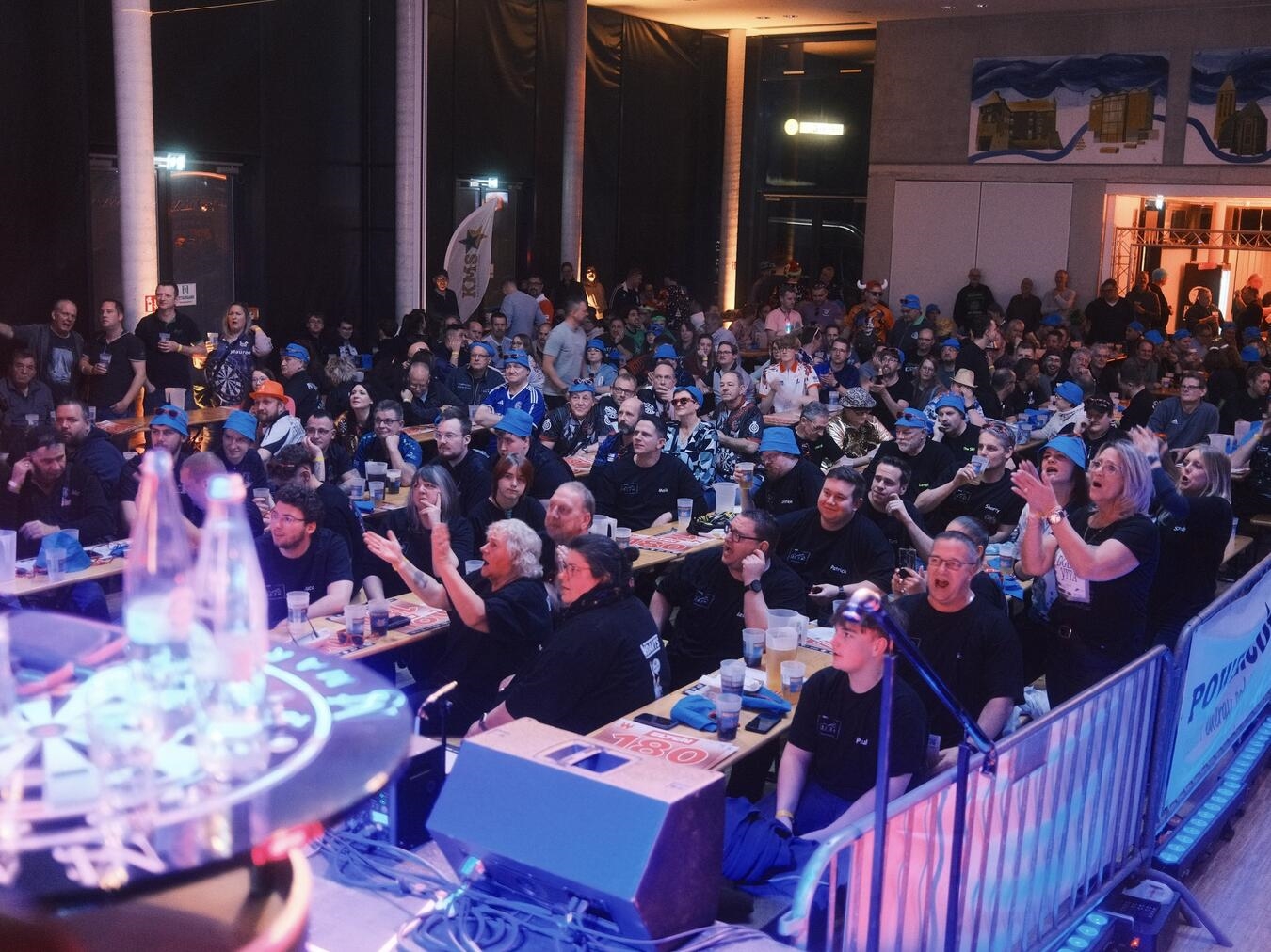 Gute Stimmung bei der ersten Weezer Darts-Party im Bürgerhaus. Foto: Marevents