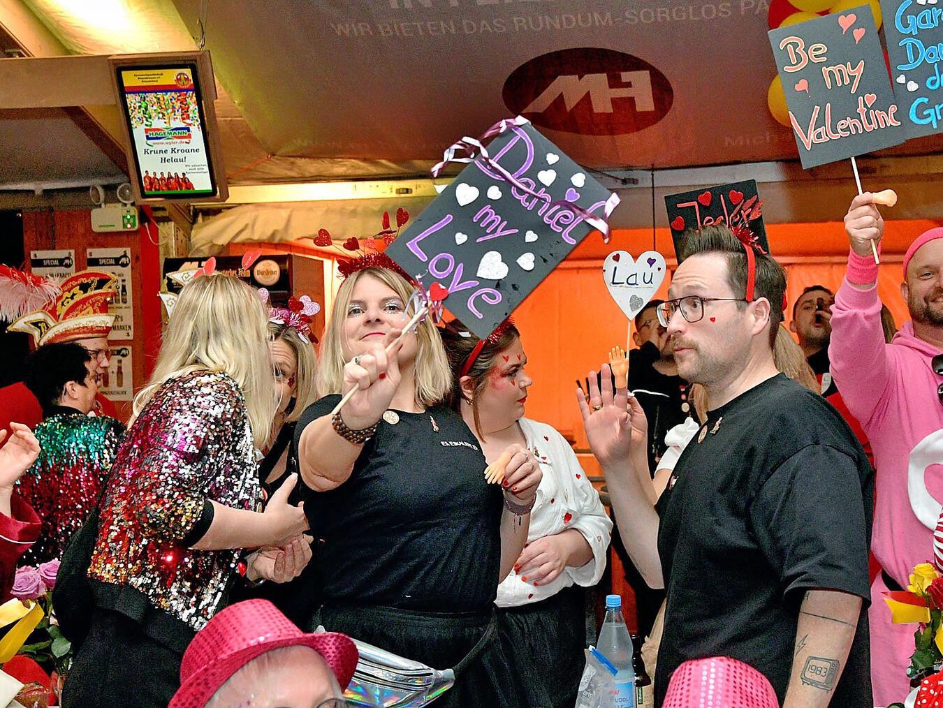 Einer der besten Bunten Abende – ever Gute Stimmung im Festzelt. NN-Foto: Rüdiger Dehnen