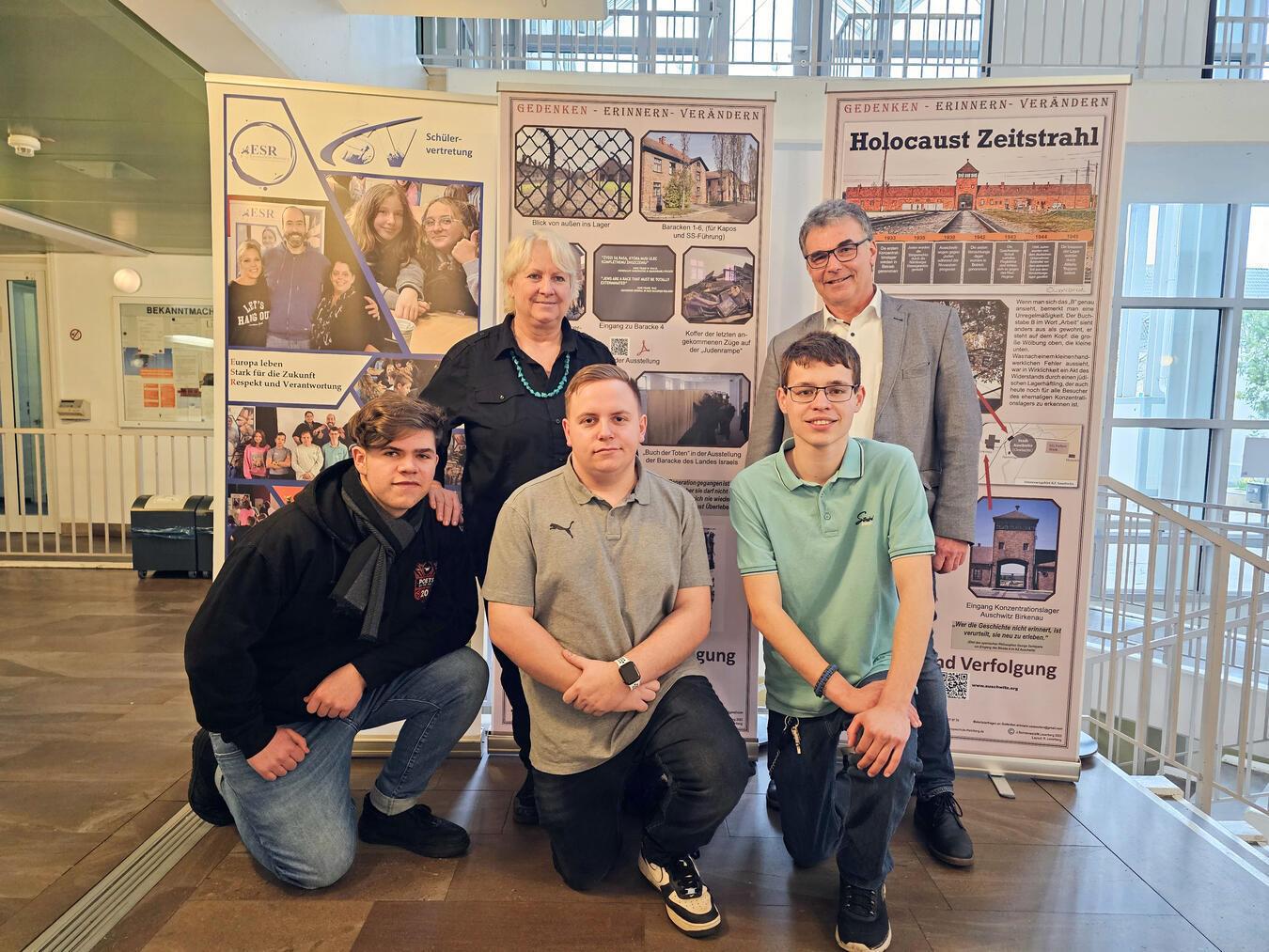 Nie wieder ist jetzt Haben an der Ausstellung mit ihren Mitschülern gearbeitet: (v.l.) Justin Roderfeld, Niklas Herrmann und Pascal Geßmann mit Lehrerin Martina Leverberg und Bürgermeister Dietmar Heyde. NN-Foto: T. Langer