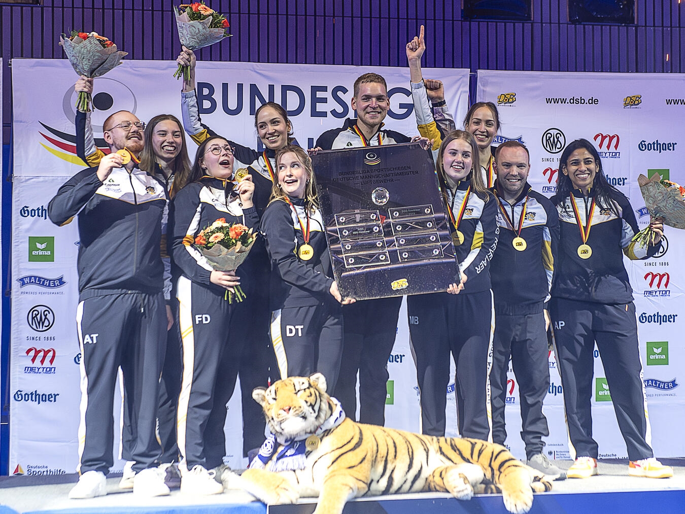 Haben dem Wettergebnis getrotzt: Die Tiger der SSG Kevelaer mit ihrem fünften Meisterspiegel.Foto: Heinz Spütz