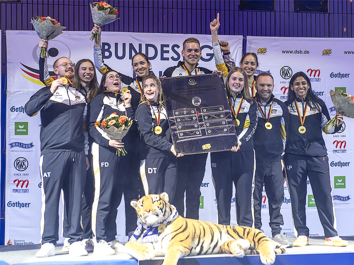 Haben dem Wettergebnis getrotzt: Die Tiger der SSG Kevelaer mit ihrem fünften Meisterspiegel.Foto: Heinz Spütz