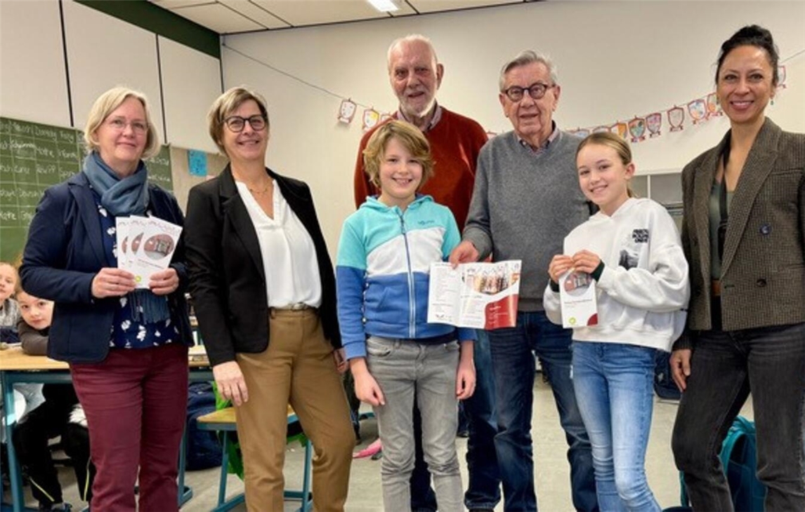 Haben die Leseausweise an die Schüler übergeben: (v.l.) Claudia Jacobs, Christina Diehr, Karl Aegenheyster, Heinz Lamers und Nicole Lücke. Foto: privat