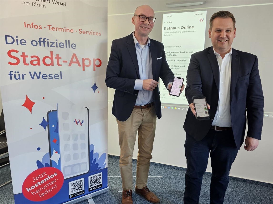"Dr. Markus Postulka und Bürgermeister Rainer Benien präsentieren Wesels neue Stadt-App, Foto von Thomas Langer"