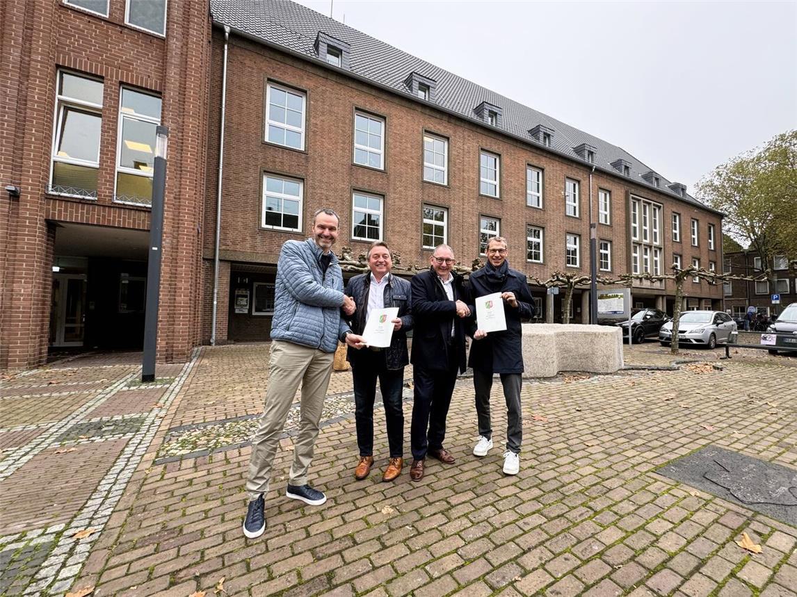 Haben eine Einigung erzielt: (v. li.) Martin Stopa, Director Real Estate Aldi Süd, Wirtschaftsförderer Heinz Streuff, Bürgermeister Sebastian Hense und Jens Hahn, geschäftsführender Direktor Aldi Süd. Foto: Stadt Rees